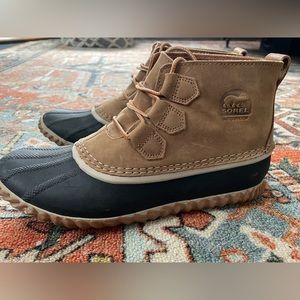 Sorel women’s Out ‘N About ankle lace up waterproof boots size 10